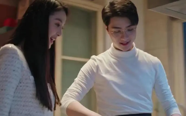 《你比星光美丽》纪星用的什么手机?纪星用的折叠手机是什么?