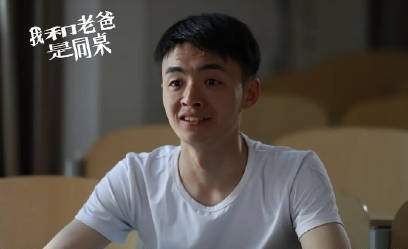 《我和老爸是同桌》又名《你在我背后》剧情介绍