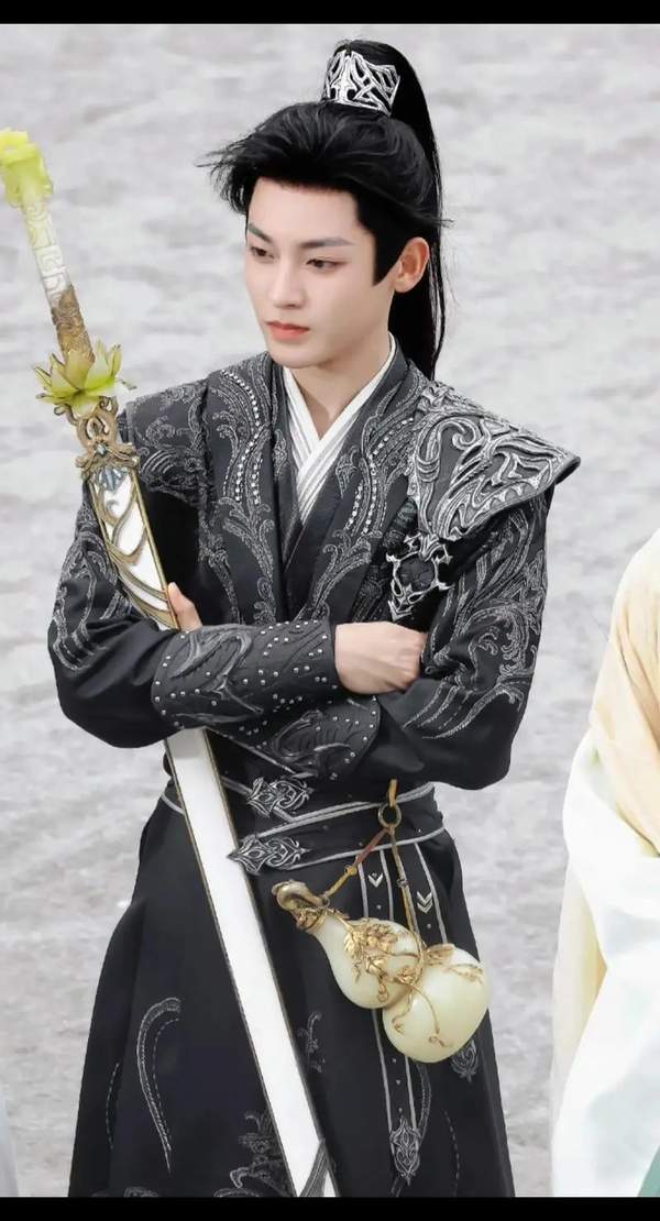 《少年白马醉春风》百里东君的身份是什么？结局是什么？