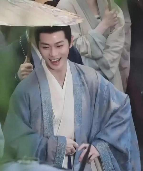曹骏新剧《山河枕》电视剧，淡蓝色的长袍路透轻松上热搜！