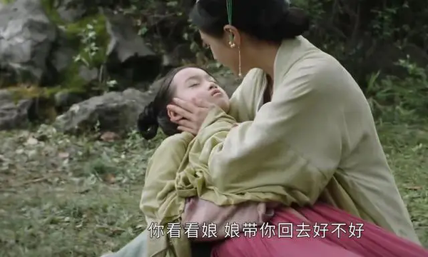 《墨雨云间》胡姨娘为什么要装疯卖傻?