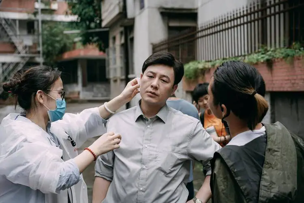 《看不见影子的少年》第15集剧情介绍:试图为母亲解绑