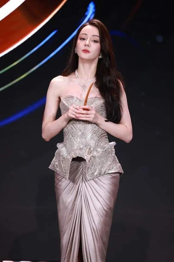 慕胥辞搭档男主是谁扮演的啊？上演姐弟恋