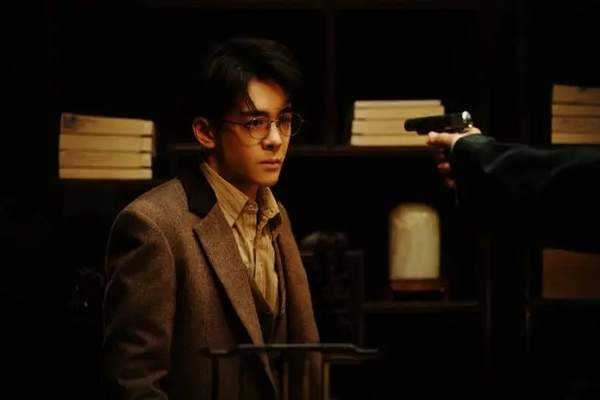 《孤舟》顾易中在日伪特工站的真实身份是什么？详细内容介绍